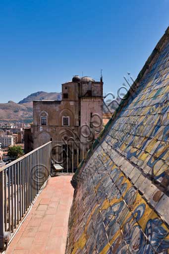 Palermo, Palazzo Reale o Palazzo dei Normanni:  Torre di Porta Nuova. In primo piano la copertura piramidale rivestita da piastrelle policrome maiolicate con l'immagine di un'aquila ad ali spiegate, progettata dall'architetto Gaspare Guercio nel 1663. Sullo sfondo, la Torre Pisana.