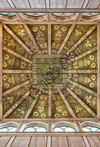Palermo, Palazzo Reale o Palazzo dei Normanni, Torre Joharia, Sala dei Venti: cuspide lignea con al centro la Rosa dei Venti. 