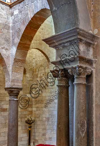 Palermo, Palazzo Reale o Palazzo dei Normanni, Torre Joharia, Sala dei Venti: colonne binate del portale rinascimentale.