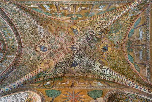 Palermo, Palazzo Reale o Palazzo dei Normanni, Torre Pisana, Sala di Re Ruggero(sala voluta da Re Ruggero II d'Altavilla), la volta:  decorazione con mosaici di animali. Questi mosaici risalgono al periodo di Federico II di Svevia.