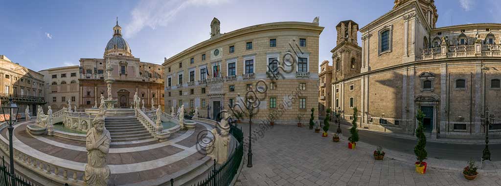 Palermo, piazza Pretoria: veduta orbicolare della piazza con la fontana Pretoria. Volgarmente detta Fontana della Vergogna, fu realizzata nel 1554 da Francesco Camilliani a Firenze e  trasferita in piazza Pretoria a Palermo nel 1581. 