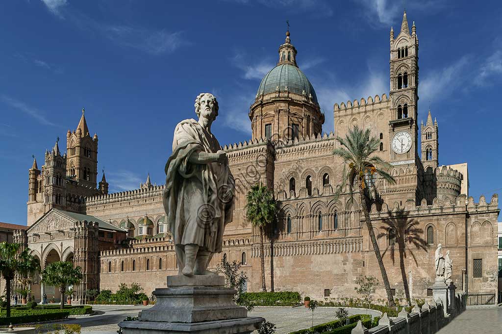 Palermo: veduta del fianco sud-est della Cattedrale (Cattedrale metropolitana primaziale della Santa Vergine Maria Assunta). Sito UNESCO: Palermo arabo-normanna.