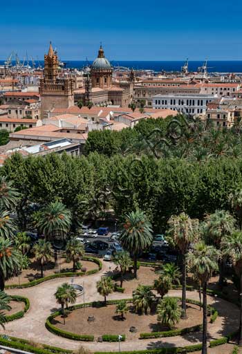 Palermo: veduta della città dalla Torre di Porta Nuova. Al centro, la Cattedrale della Santa Vergine Maria Assunta. In basso, i Giardini di Villa Bonanno.