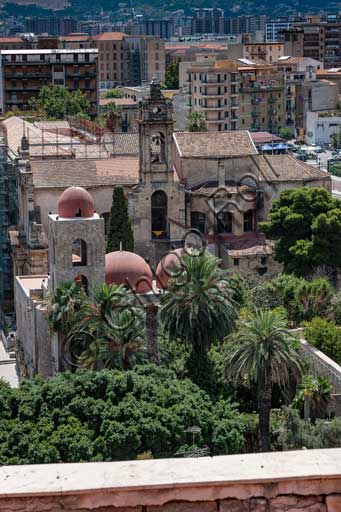 Palermo: veduta della città dalla Torre di Porta Nuova. Al centro, la Chiesa di San Giovanni degli Eremiti.