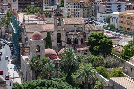 Palermo: veduta della città dalla Torre di Porta Nuova. Al centro, la Chiesa di San Giovanni degli Eremiti.