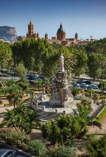 Palermo: veduta della città dalla Torre di Porta Nuova. Al centro, piazza Vittoria col monumento a Filippo V.