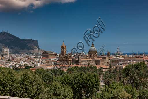 Palermo: veduta della città dalla Torre di Porta Nuova. Al centro, la Cattedrale della Santa Vergine Maria Assunta.