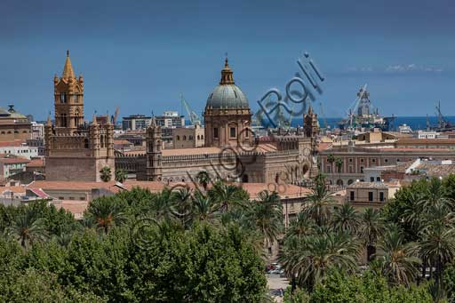 Palermo: veduta della città dalla Torre di Porta Nuova. Al centro, la Cattedrale della Santa Vergine Maria Assunta.