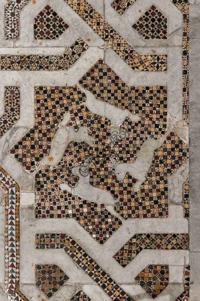 Duomo di Monreale, transetto settentrionale: pavimento a mosaico in opus sectile con motivi geometrici. Di tutta la pavimentazione della cattedrale, questo settore è il meglio conservato, quasi integralmente originale: un'opera medievale che risale al 1177-1183.Particolare di pannello con 4 lepri. Il motivo iconografico delle lepri è di matrice centro asiatica, di età preislamica e precristiana.