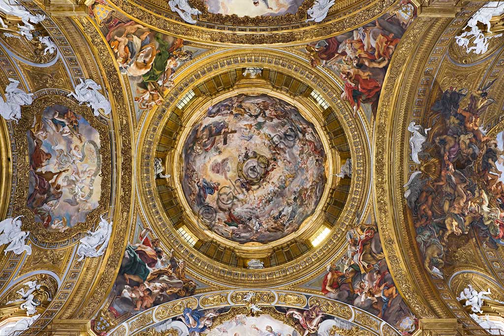 Chiesa del Gesù, interno: la cupola del transetto, con "Il Paradiso inneggia a Gesù" e i pennacchi con Profeti, Evangelisti e dottori della Chiesa; affreschi del Baciccia (Giovan Battista Gaulli), 1679.