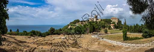 Parco archeologico di Populonia e Baratti: la via lastricata e templi nell'acropoli romana di Populonia. Sullo sfondo, il borgo quattrocentesco col castello.