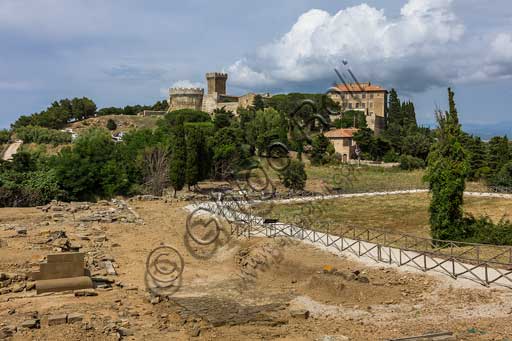 Parco archeologico di Populonia e Baratti: la via lastricata e templi nell'acropoli romana di Populonia. Sullo sfondo, il borgo quattrocentesco col castello.