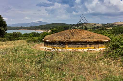 Parco archeologico di Populonia e Baratti, Necropoli di San Cerbone a Baratti, La Via del Ferro: Tomba dei Flabelli. Sullo sfondo, il golfo di Baratti.