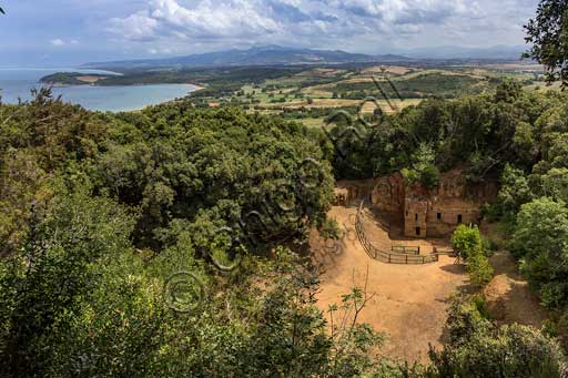 Parco archeologico di Populonia e Baratti, Necropoli di San Cerbone a Baratti, Via delle Cave: Necropoli delle Grotte. Sullo sfondo, il golfo di Baratti.