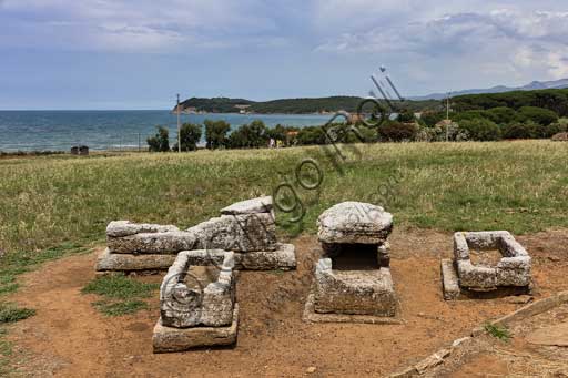 Parco archeologico di Populonia e Baratti, Necropoli etrusca di S. Cerbone a Baratti: tombe a sarcofago o a cassone.