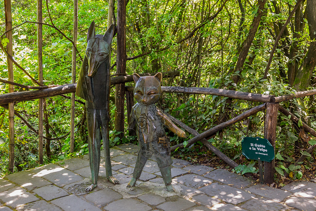 Parco di Pinocchio, il Paese dei Balocchi: il Gatto e la Volpe, statue in bronzo e acciaio di Pietro Consagra.