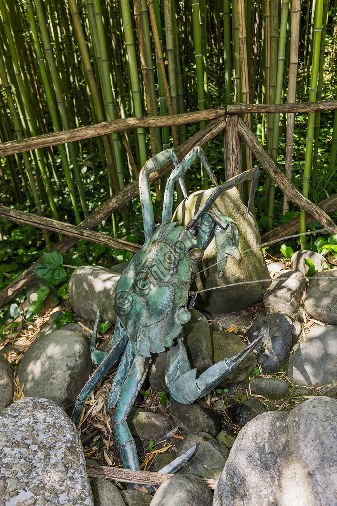 Parco di Pinocchio, il Paese dei Balocchi: il Granchio, statua in bronzo e acciaio di Pietro Consagra.