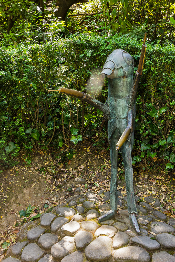 Parco di Pinocchio, il Paese dei Balocchi: il Grillo Parlante, statua in bronzo e acciaio di Pietro Consagra.