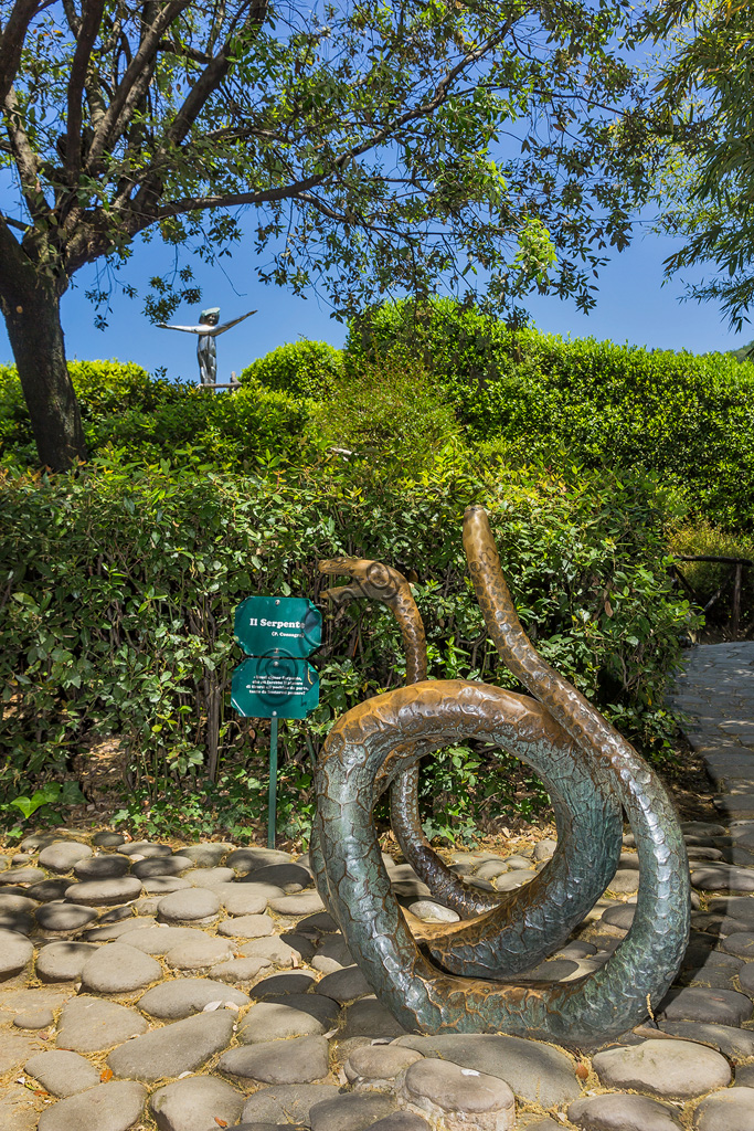 Parco di Pinocchio, il Paese dei Balocchi: il Serpente, statua in bronzo e acciaio di Pietro Consagra.