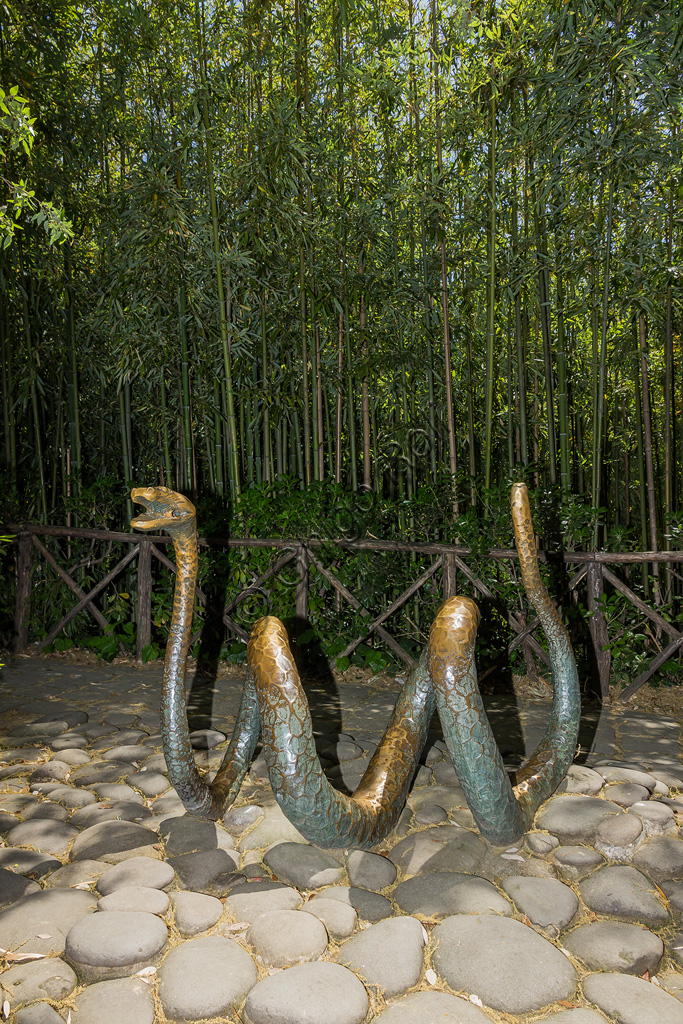 Parco di Pinocchio, il Paese dei Balocchi: il Serpente, statua in bronzo e acciaio di Pietro Consagra.
