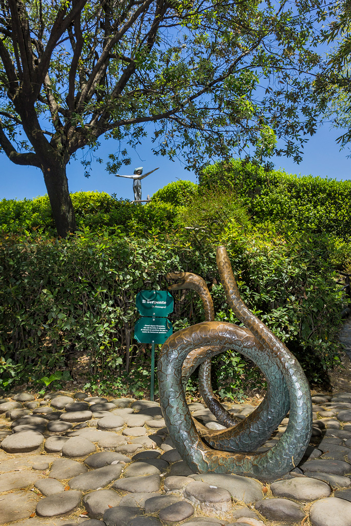 Parco di Pinocchio, il Paese dei Balocchi: il Serpente, statua in bronzo e acciaio di Pietro Consagra.