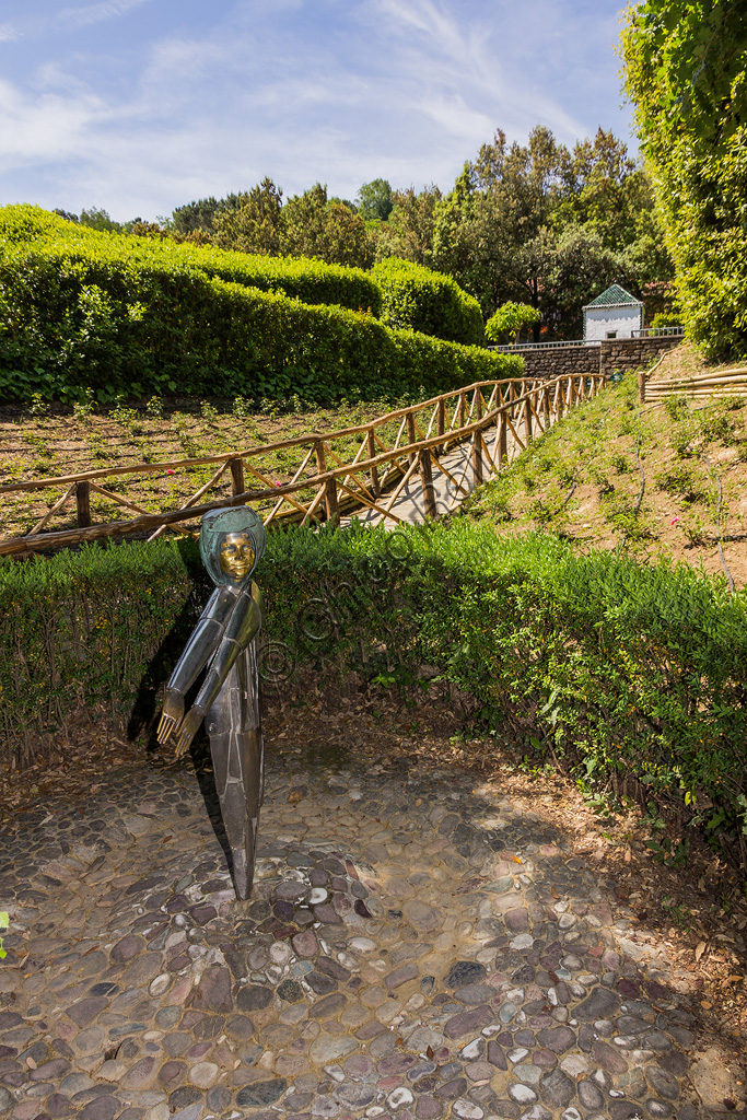 Parco di Pinocchio, il Paese dei Balocchi: la Fata Bambina, statua in bronzo e acciaio di Pietro Consagra.
