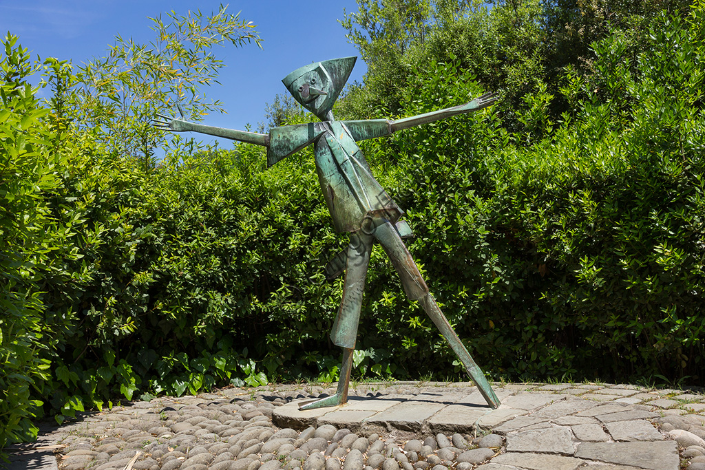 Parco di Pinocchio, il Paese dei Balocchi: Pinocchio che saluta, statua in bronzo e acciaio di Pietro Consagra.