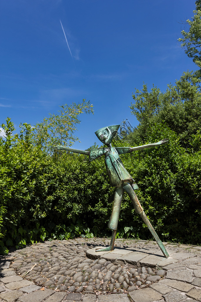 Parco di Pinocchio, il Paese dei Balocchi: Pinocchio che saluta, statua in bronzo e acciaio di Pietro Consagra.