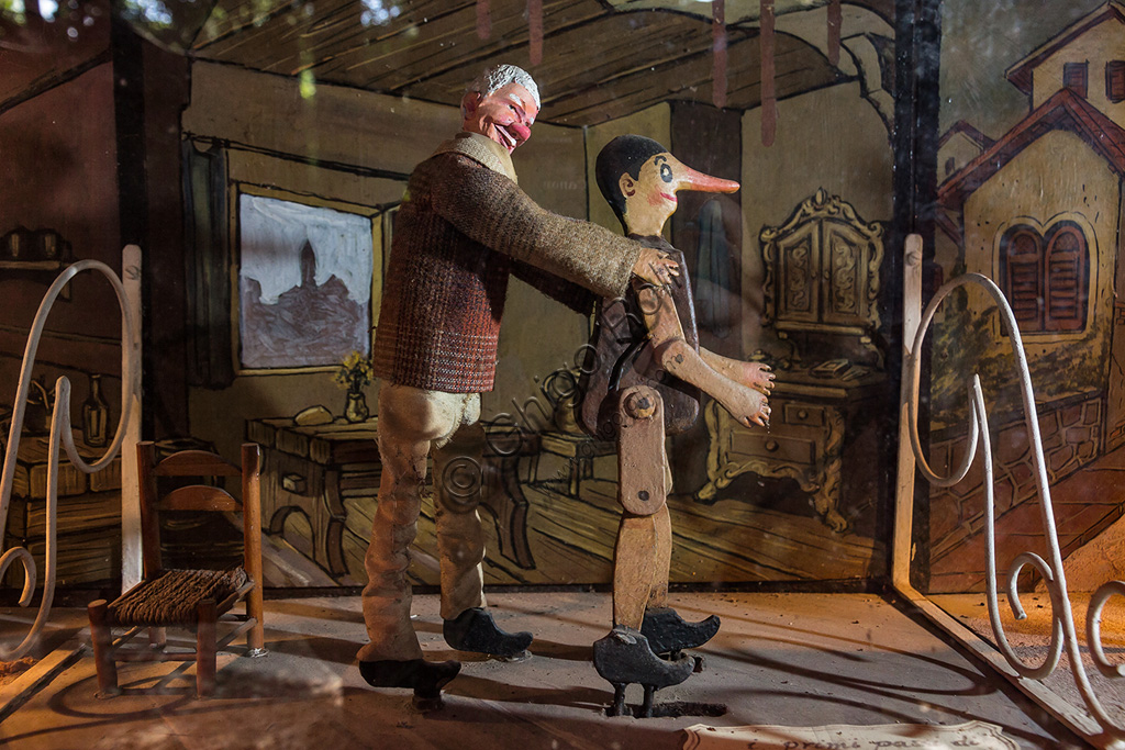 Parco di Pinocchio, il Teatro Meccanico: Geppetto insegna a Pinocchio a camminare. 