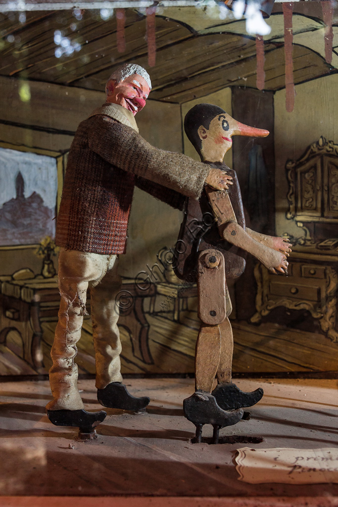 Parco di Pinocchio, il Teatro Meccanico: Geppetto insegna a Pinocchio a camminare. 