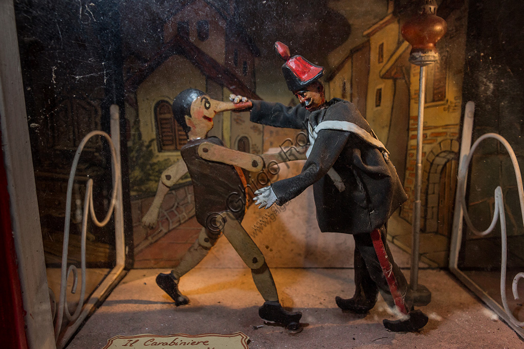 Parco di Pinocchio, il Teatro Meccanico: Pinocchio e il Carabiniere.