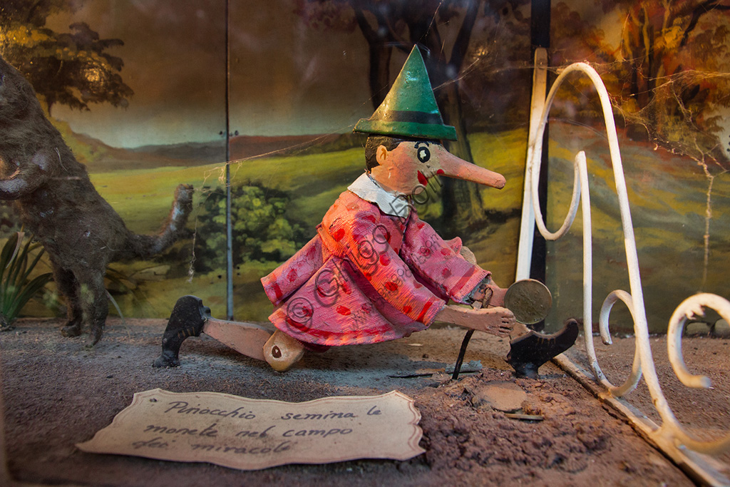 Parco di Pinocchio, il Teatro Meccanico: Pinocchio semina le monete nel Campo dei Miracoli.