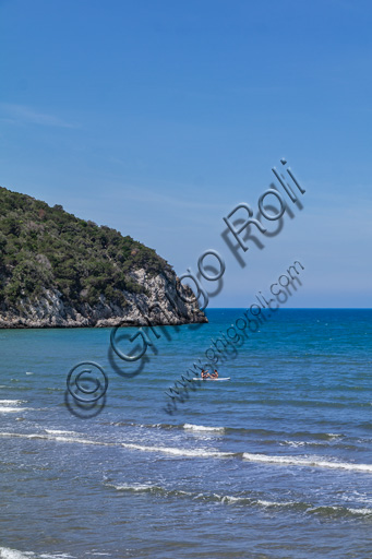 Parco Regionale della Maremma, Cala Forno: bagnanti su una stand-up paddle o sup  (tavola da mare).