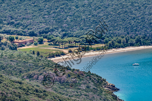 Parco Regionale della Maremma: veduta di Cala Forno e degli edifici dell'Antica Dogana, che segnava il confine tra lo Stato della Chiesa e il Granducato di Toscana.