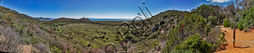 Parco Regionale della Maremma: veduta di una parte del Parco dal sentiero A2. Da sinistra, Cala di Forno, la torre di Collelungo, la serrata dei Cavalleggeri e la Torre di Castel Marino. Sullo sfondo, da sinistra il promontorio dell'Argentario, l'Isola del Giglio e quella di Montecristo.