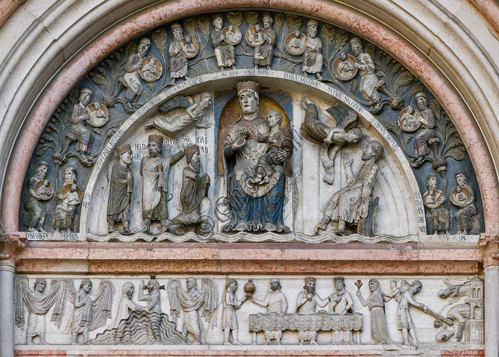 Parma, Battistero, Portale della Vita: bassorilievo raffigurante L'Adorazione dei Magi.  Bassorilievo di Benedetto Antelami e bottega.