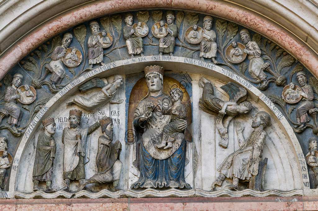 Parma, Battistero, Portale della Vita: bassorilievo raffigurante L'Adorazione dei Magi.  Bassorilievo di Benedetto Antelami e bottega.