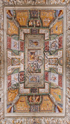  Parma, San Secondo, Rocca dei Rossi: the ceiling of the Sala delle Gesta Rossiane. At the center : Pier Maria Rossi  having the honor of the Order of Saint Michael. Frescoes by Cesare Baglione, Jacopo Bertoia and others, around 1570.