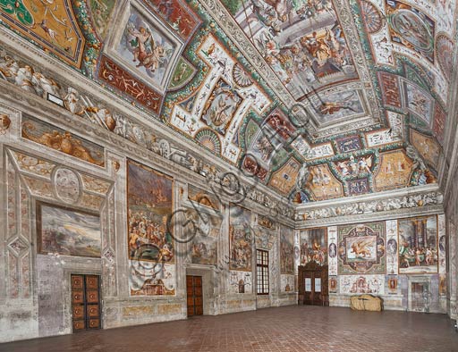  Parma, San Secondo, Rocca dei Rossi: view of the Sala delle Gesta Rossiane. At the center of the ceiling : Pier Maria Rossi  having the honor of the Order of Saint Michael. Frescoes by Cesare Baglione, Jacopo Bertoia and others, around 1570.