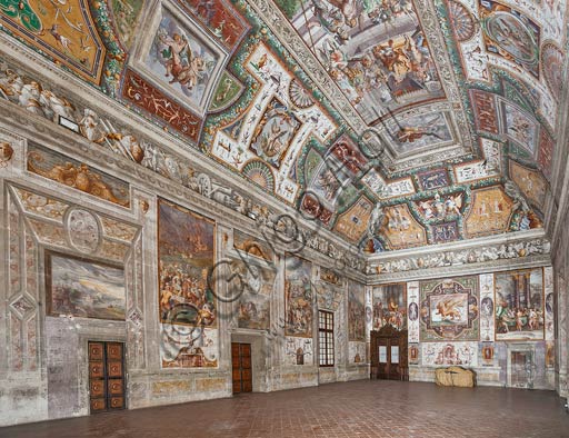 Parma, San Secondo, Rocca dei Rossi: veduta della Sala delle Gesta Rossiane. Al centro del soffitto: Pier Maria Rossi riceve la decorazione dell'Ordine di S.Michele. Affreschi di Cesare Baglione, Jacopo Bertoia  e altri ca. 1570.