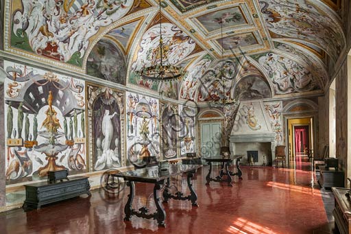 Parma, Soragna, Rocca Meli Lupi: Sala BaglioneLa sala del Baglione, o “delle grottesche” , è detta così perché fu affrescata dal pittore cremonese Cesare Baglione (sec. XVI), che trovò la sua espressione artistica più efficace nella rappresentazione delle cosiddette “grottesche”, un particolare genere di ornati ispirato alle decorazioni pompeiane. Gli affreschi sono perfettamente conservati e sono molto interessanti soprattutto per l'estrema originalità dell'espressione pittorica. Al centro della volta lo stemma dei Farnese e dei Duchi di Parma e Piacenza; nelle lunette si possono osservare invece dei paesaggi di buona fattura.