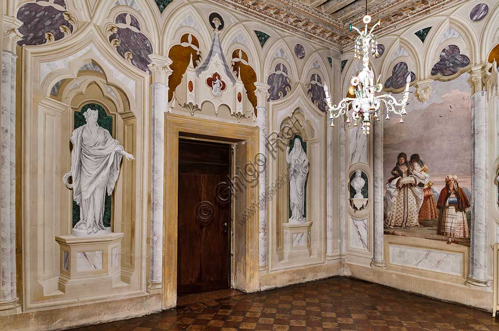 Vicenza, Villa Valmarana ai Nani, Foresteria: veduta della Stanza delle finte architetture gotiche. Sulla destra:  "Passeggiata invernale", affresco di Giandomenico Tiepolo, 1757.