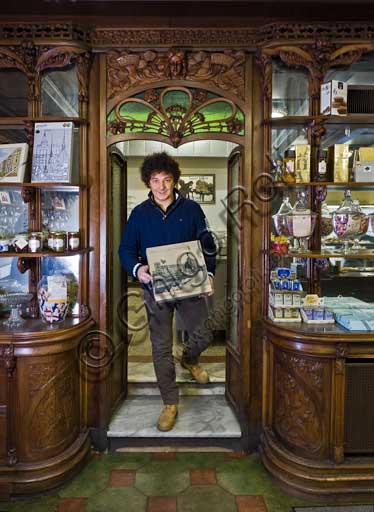 Pavia, Pasticceria Vigoni: uno dei titolari, Enrico Magenes, mostra una vecchia confezione per la Torta Paradiso.Pavia, Pastry Shop Vigoni: one of the owners, Enrico Magenes, shows an old confection for the Paradise cake.