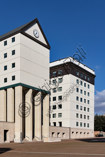  Perugia: Fontivegge Executive-Residential-Commercial Center, which houses, among others, the offices of the Umbria Region. In the eighties Aldo Rossi designed this structure that surrounds piazza del Bacio on three sides.