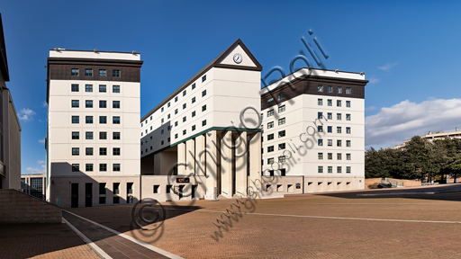  Perugia: Fontivegge Executive-Residential-Commercial Center, which houses, among others, the offices of the Umbria Region. In the eighties Aldo Rossi designed this structure that surrounds piazza del Bacio on three sides.