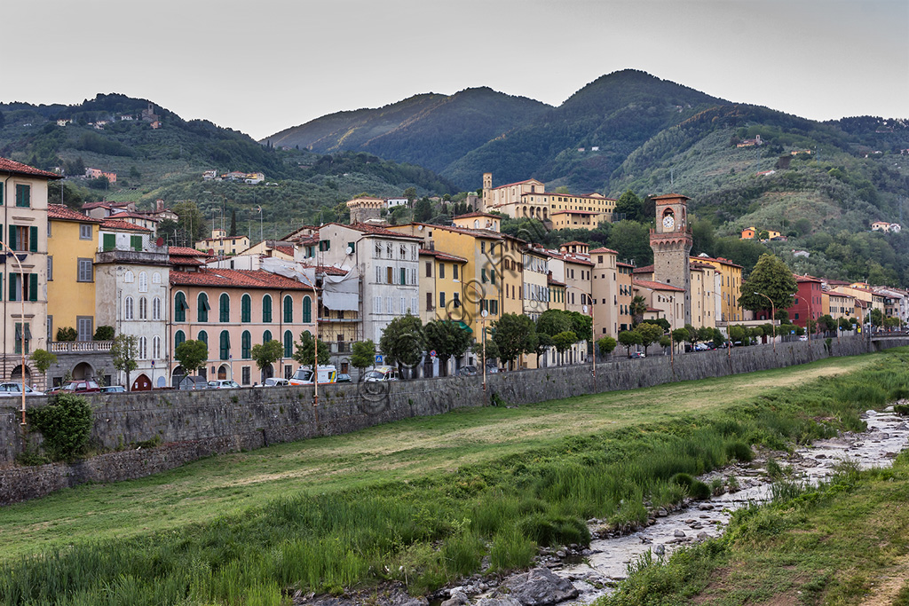 Pescia: veduta della cittadina sulla riva del torrente omonimo.