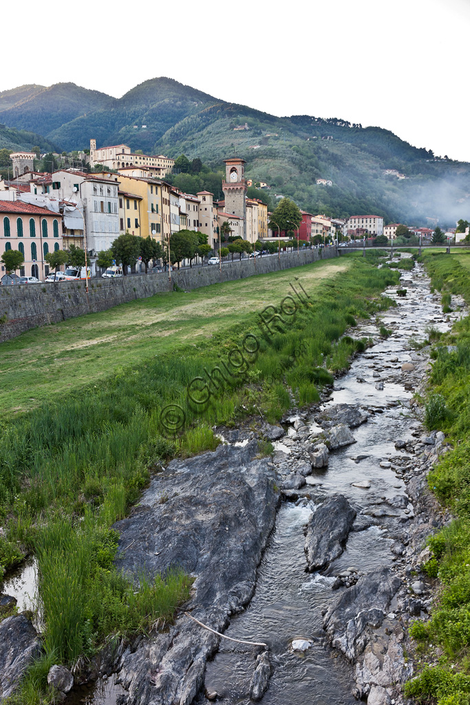 Pescia: veduta della cittadina sulla riva del torrente omonimo.