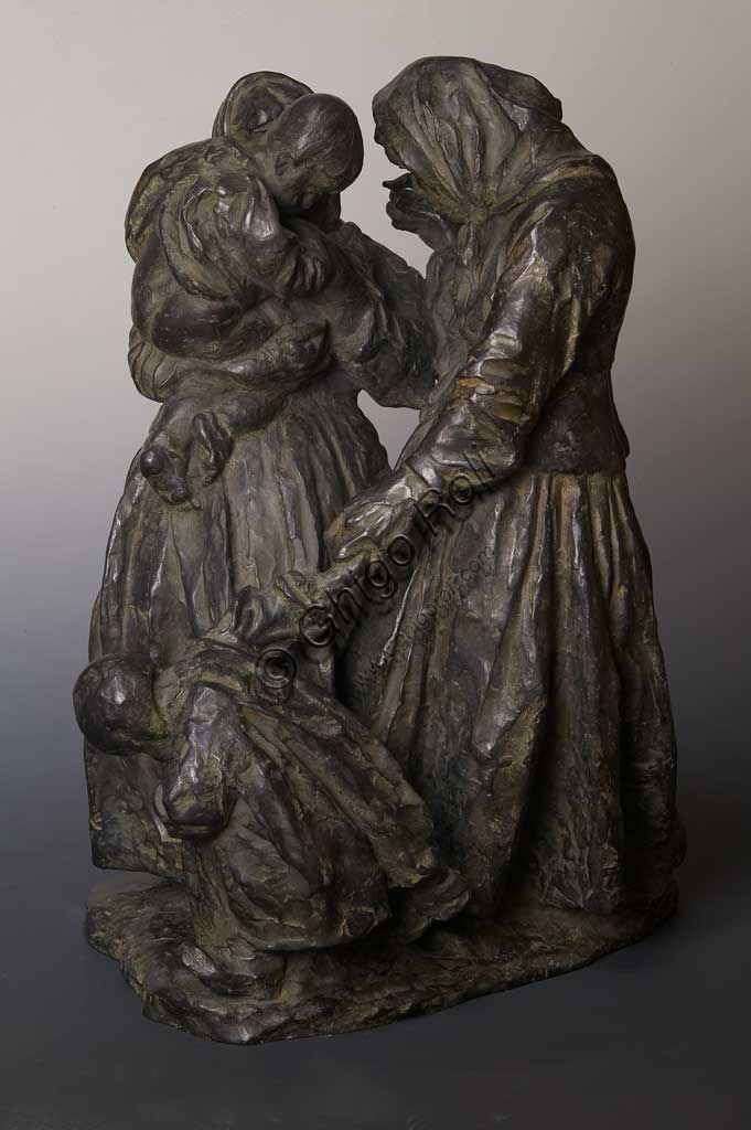 Assicoop - Unipol Collection: "Women gossiping", bronze statue, by Giuseppe Graziosi (1879 - 1942).