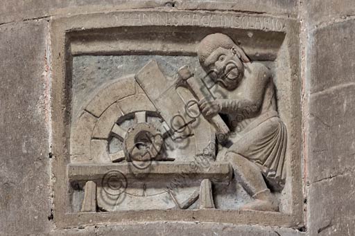 Piacenza,  Duomo, interno: una delle formelle dei Paratici (o Corporazioni di Arti e Mestieri) dedicata ai Carradori (Carrettieri).