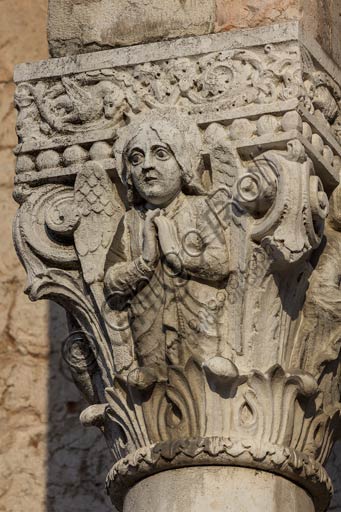 Piacenza, il Duomo, facciata: capitello del protiro del portale maggiore.
